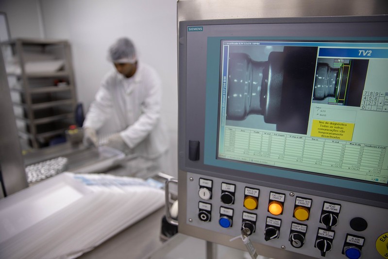 CoronaVac poderia ser adaptada à variante ômicron em três meses, diz cientista