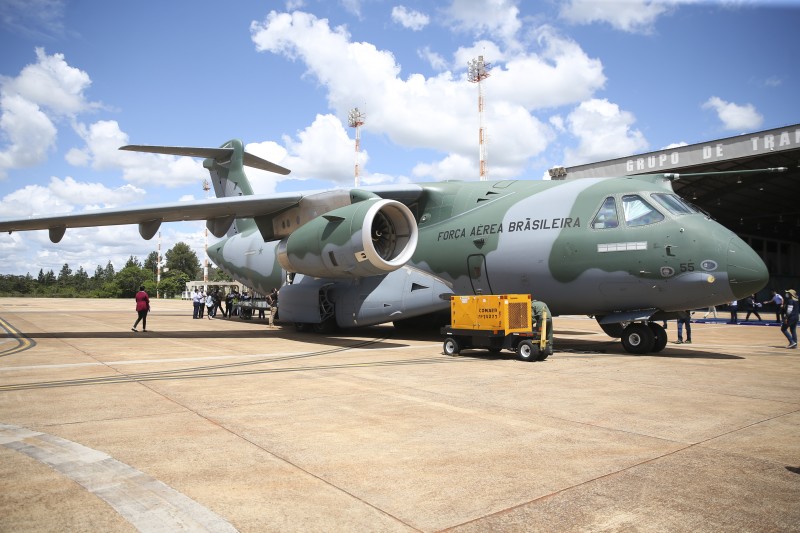 Avião da FAB pousa na Polônia para repatriar brasileiros