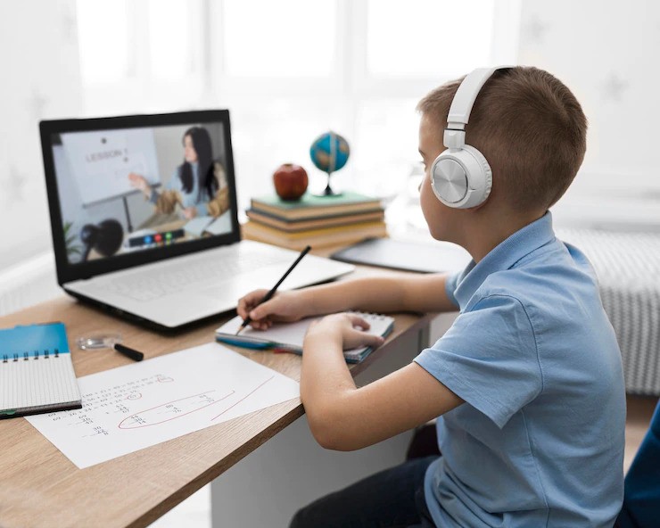 Uso da tecnologia nas escolas deve ir além da pedagogia, diz especialista