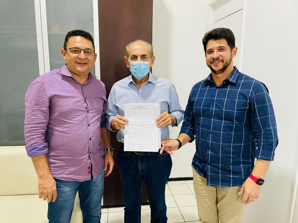 Prefeito Luciano entrega projeto de construção de barragem no Rio Berlengas ao senador Marcelo Castro