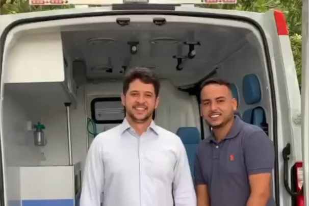 Prefeito Luciano recebe nova ambulância para a Saúde do município.