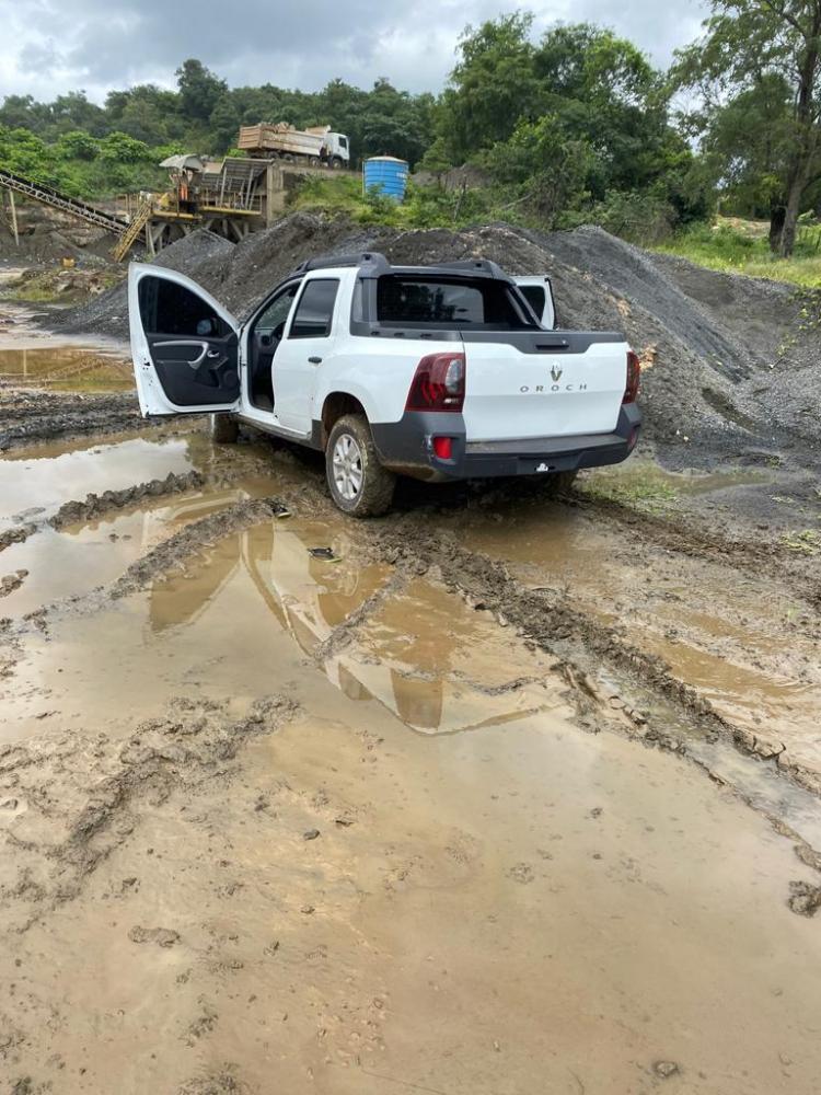 Bandidos tomam carro de assalto em Monsenhor Gil a abandonam em pedreira