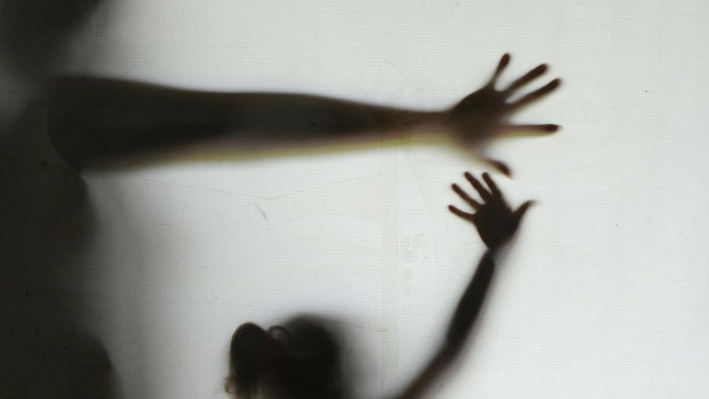 Suspeito de estuprar ex-companheira com objeto de ferro é solto após vítima voltar atrás