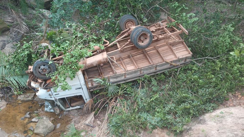Caminhão tomba após motorista perder controle na zona rural de Monsenhor Gil