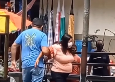 VÍDEO: homem se revolta e captura suspeita de furtos no centro de Teresina