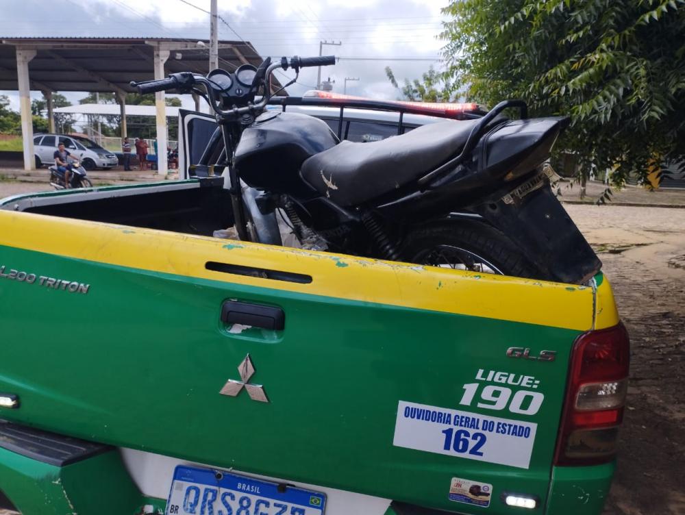 PM de São Gonçalo do Piauí recupera moto furtada e prende suspeitos em boca de fumo