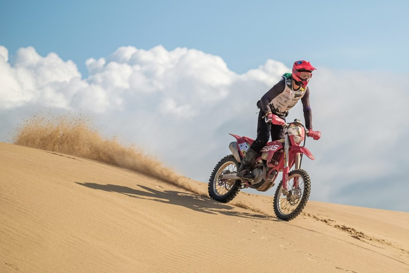 Serra, pedras e dunas criam dificuldades para pilotos de motos do Rally Piocerá 2023