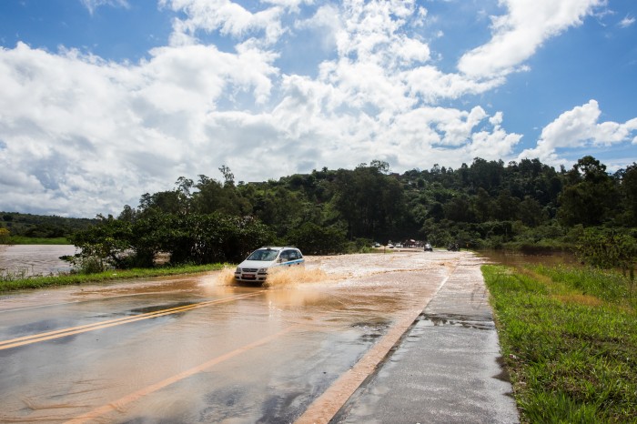 Governo de SP firma parceria com plataforma Waze para alertas meteorológicos