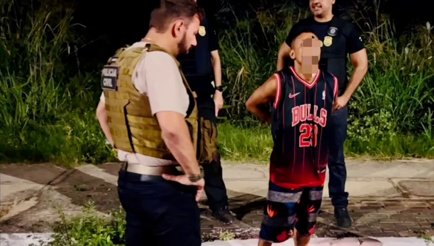 Polícia conduz 15 pessoas a Central de Flagrantes após blitz. Homem com mandado em aberto é preso