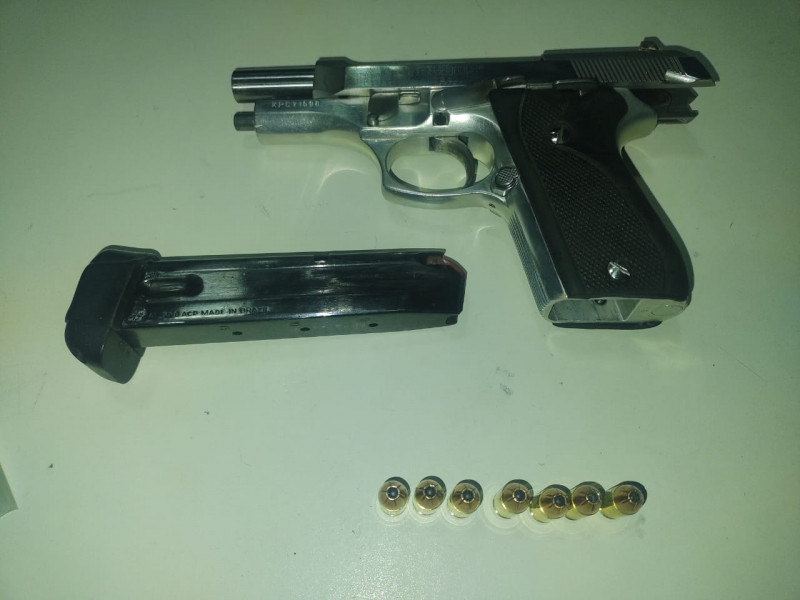 Polícia Militar recupera veículo furtado e apreende arma de fogo em operação no bairro Acarape