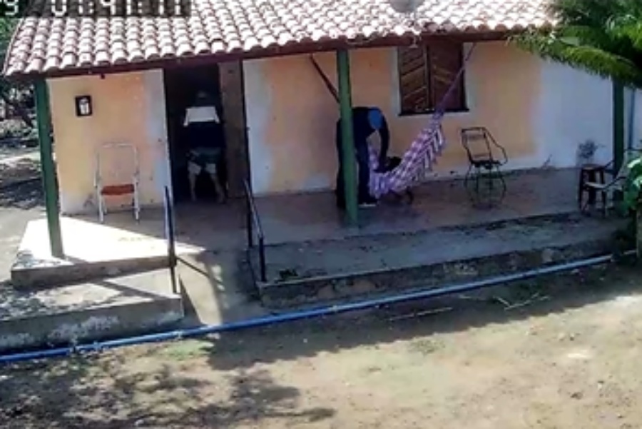 Câmera flagra assaltantes invadindo residência em Miguel Leão.