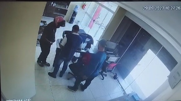 Dupla armada rende funcionário e rouba R$ 7 mil em assalto no litoral do Piauí