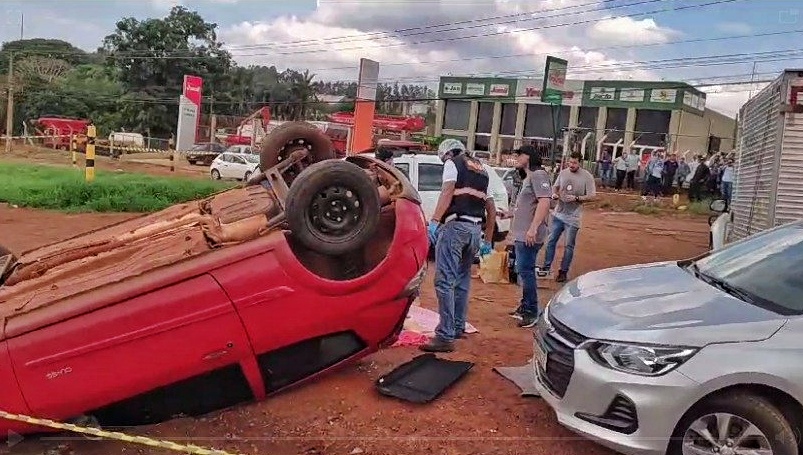 Corpo em lençol é lançado para fora de carro após capotamento e deixa população assustada; 