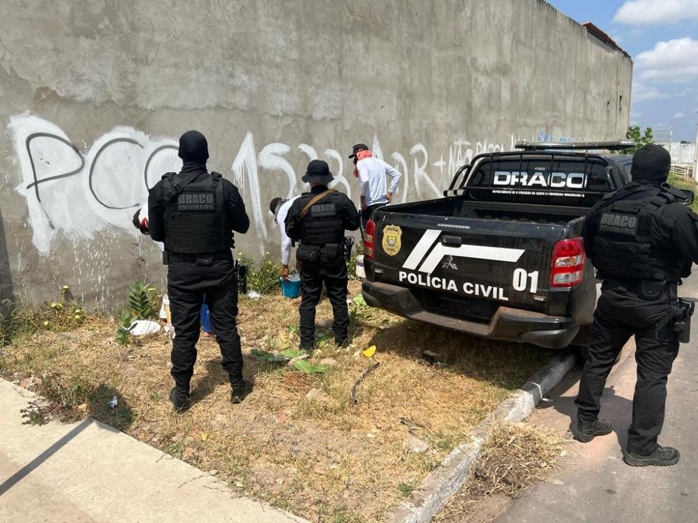 Draco apaga pichações com siglas de facções após operação na zona leste de Teresina