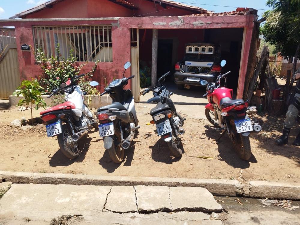 Polícia recupera em Agricolândia motocicletas e carro roubados em Teresina