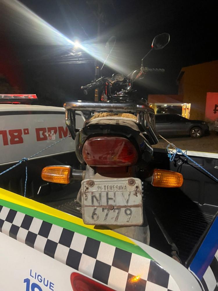 Motocicleta roubada é recuperada durante blitz da Polícia Militar no município de Amarante