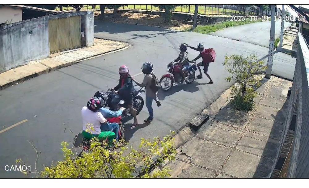Casal é rendido por criminosos e tem moto roubada no Lourival Parente