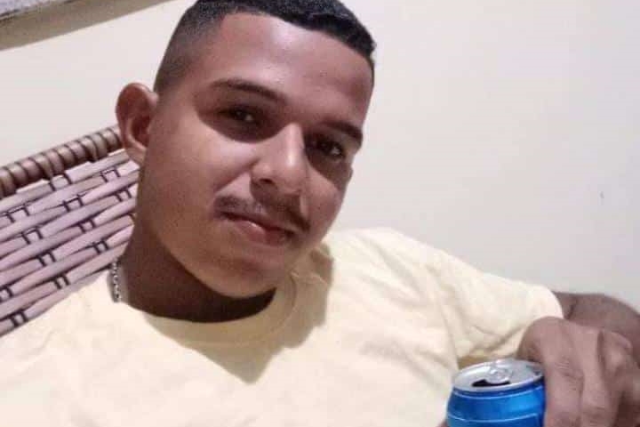 Jovem é morto com facada no tórax em Água Branca. Esposa é a principal suspeita.