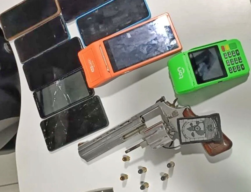 Casal é preso com arma de fogo, celulares e máquinas de cartão na cidade de Água Branca