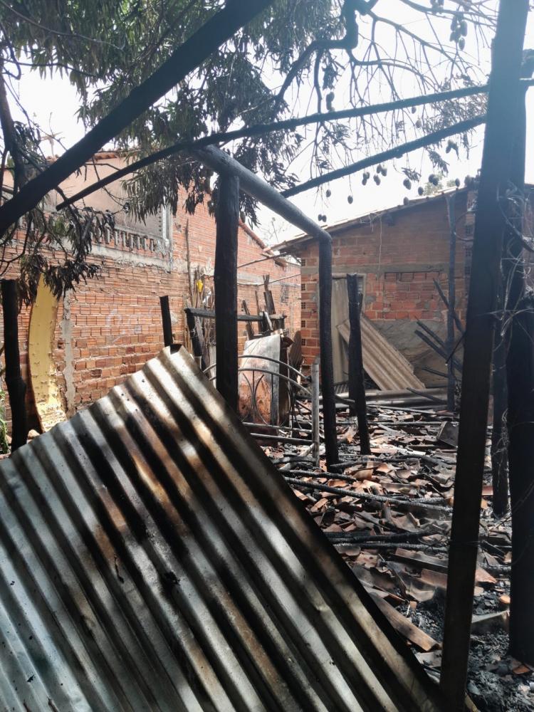 Casa fica destruída após pegar fogo na zona norte de Teresina