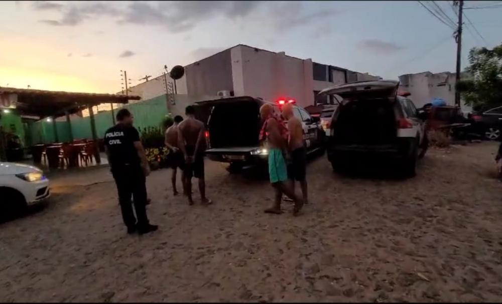 Civil/Timon apreende armas, drogas e prende 4 faccionados que torturaram rival no Tribunal do Crime