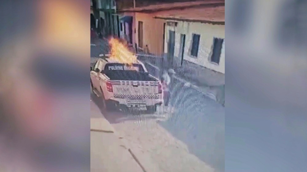 Homem é flagrado ateando fogo em viatura da Polícia Militar no interior do Maranhão