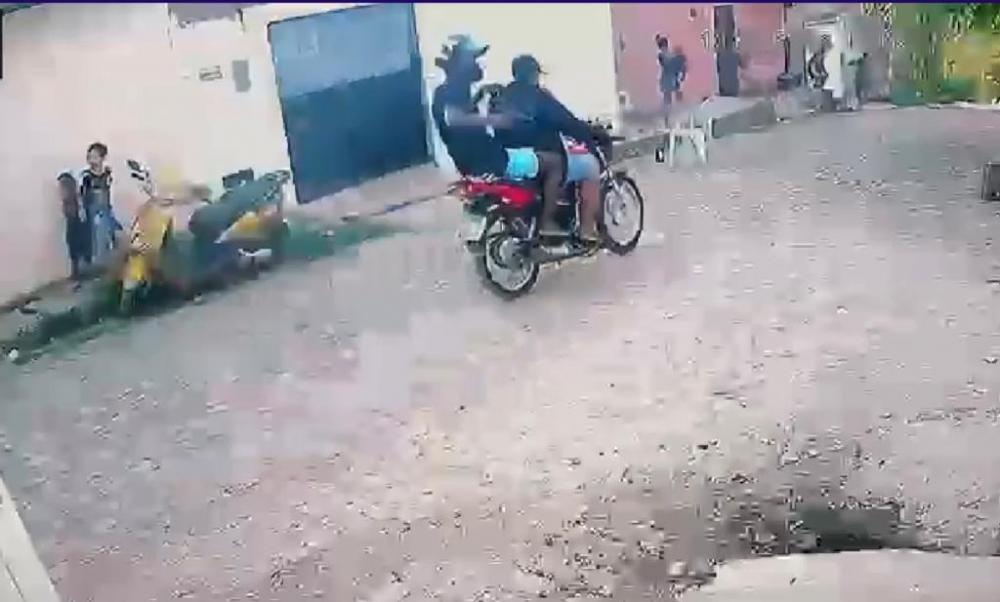 Criminosos passam de moto atirando no Residencial Frei Damião em Teresina