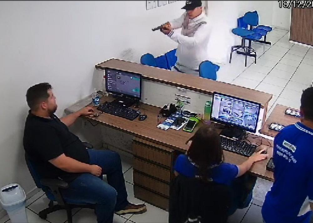 Câmera de segurança flagra assalto em loja de placas na zona sul de Teresina