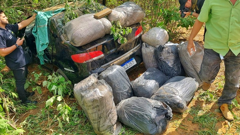 Polícia Militar encontra sacos de maconha dentro de carro após acidente no interior do Piauí