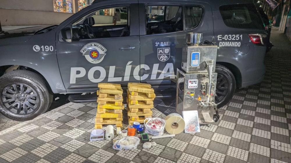 Casal acusado de 'delivery de drogas' é preso com mais de 40 kg de entorpecentes