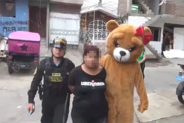 Policial se disfarça de urso de pelúcia e prende mãe e filha traficantes