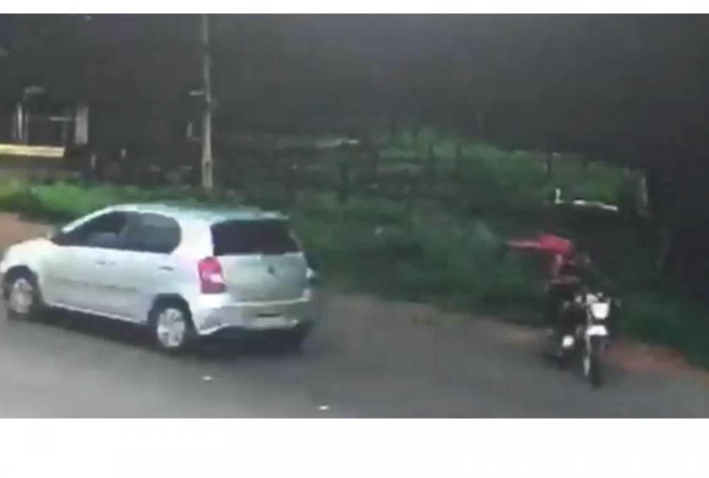 Motorista de aplicativo tem carro alvejado em tentativa de assalto em Teresina