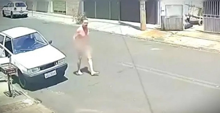Idoso sai de casa nu e mata enteado a facadas no meio da rua