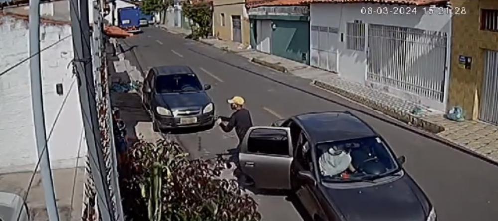 Câmera flagra criminosos realizando assalto no Parque Piauí