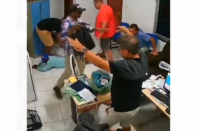 Homem armado faz 8 pessoas reféns durante assalto em Caxias-MA.