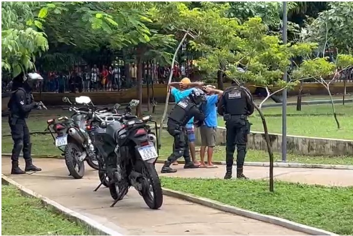 Operação na Praça da Bandeira conduz 12 pessoas em Teresina
