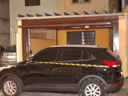 Adolescente mata pai, mãe e irmã por ficar sem celular e esconde corpos em casa por 3 dias