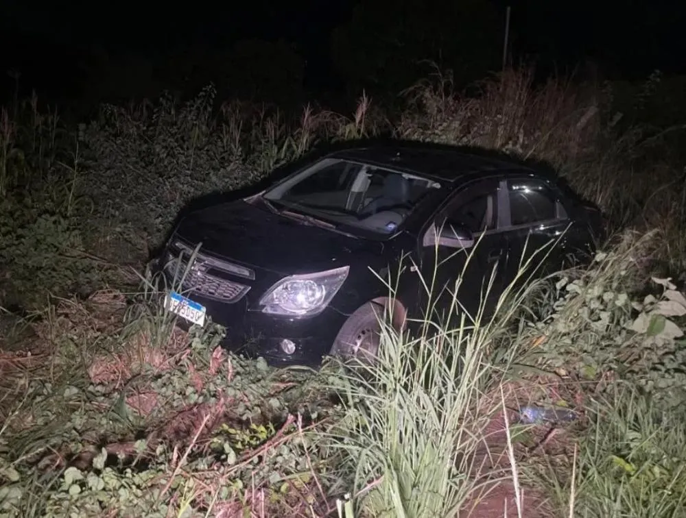Carro tomba com três pessoas na PI-477 próximo ao Açude Joana em Pedro II