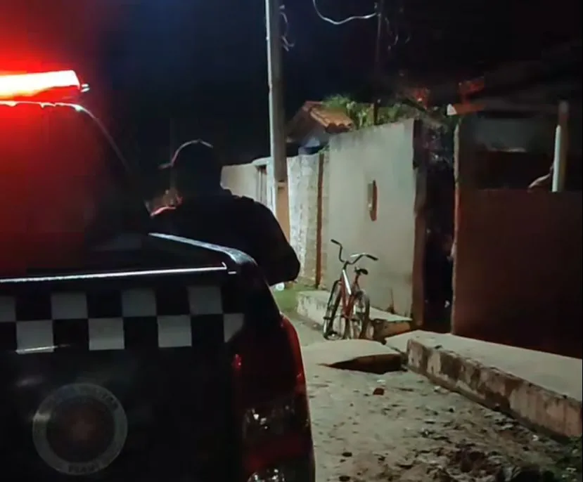 Jovem tem casa invadida e é executada a tiros enquanto dormia no Piauí; irmão foi atingido