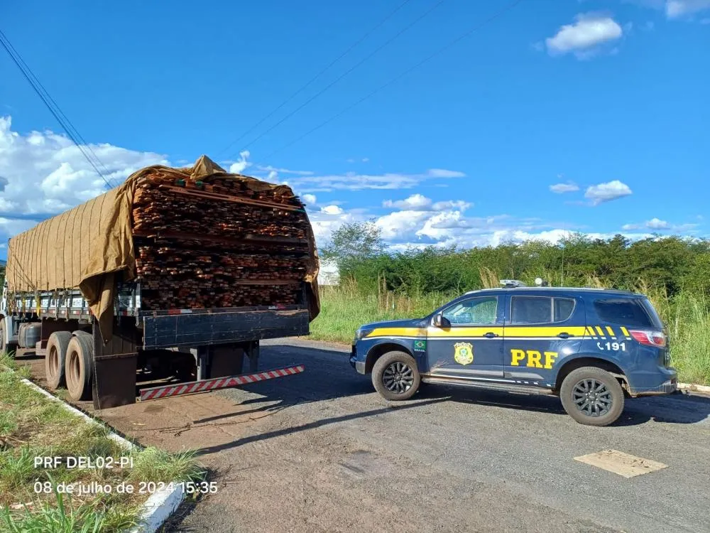 Carga ilegal de madeira é apreendida pela PRF em Piripiri