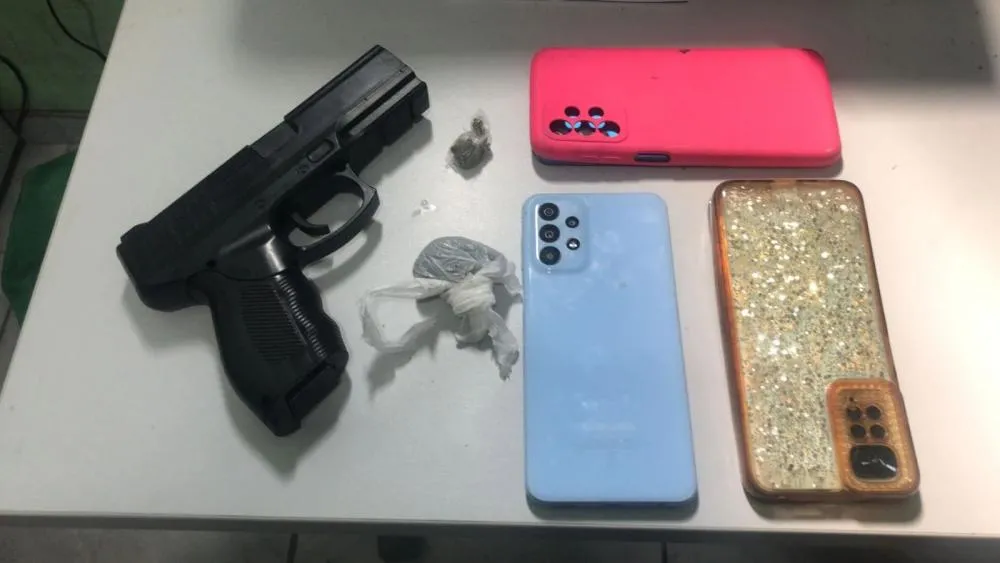 Homem foge por buraco na parede e companheira é presa por suspeita de roubo em Teresina