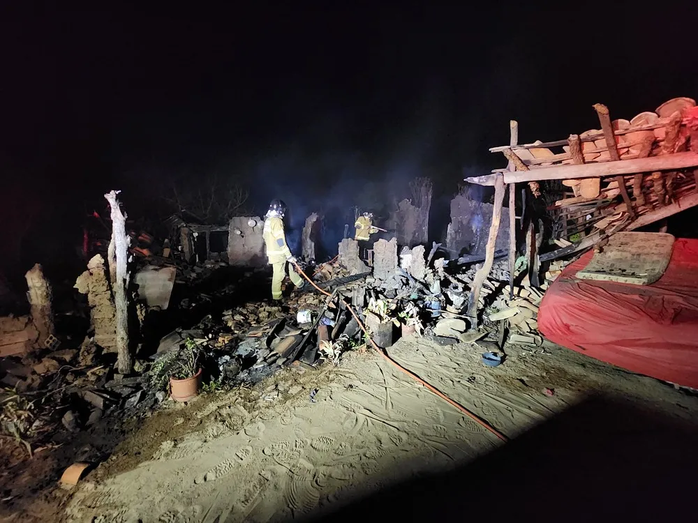 Casal de idosos se abriga debaixo de árvore após casa ser destruída por incêndio em Floriano