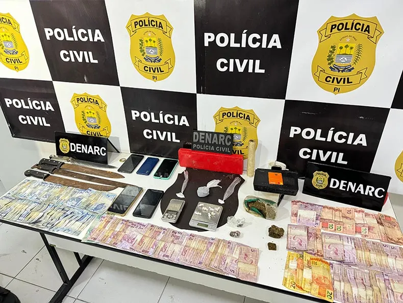 Policiais encontram droga no telhado de casa e três são presos