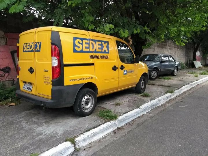 Criminosos roubam carro dos Correios carregado de mercadorias na Zona Norte de Teresina