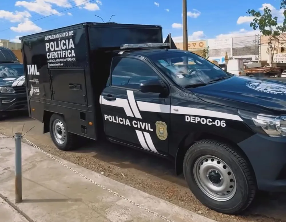 Jovem é morto a tiros e influencer é atingido por bala perdida em campo de futebol no Piauí