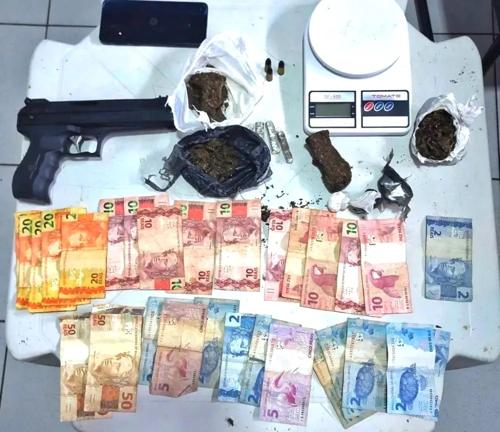 Jovem de 18 anos é preso por tráfico de drogas em Água Branca após tentar fugir pulando muros