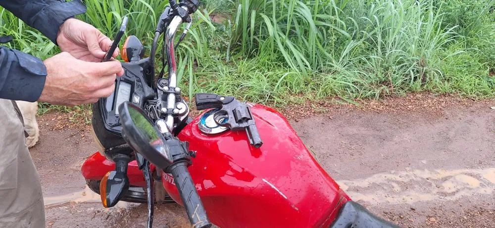 PM recupera motocicleta tomada de assalto em Demerval Lobão; a ação contou com o apoio da PRF