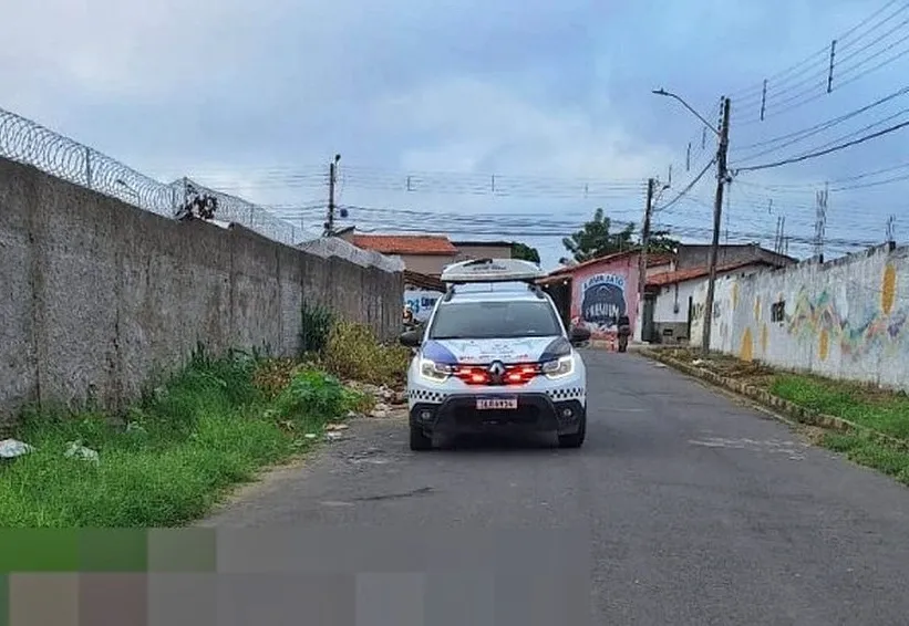 Homem com marcas de violência é encontrado morto próximo a escolas no bairro Dirceu em Teresina
