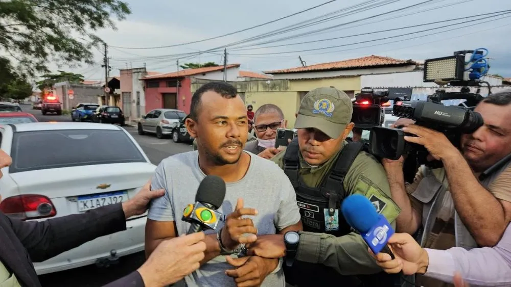 Acusado de matar idoso com golpes de picareta se entrega à polícia e é solto pouco tempo depois