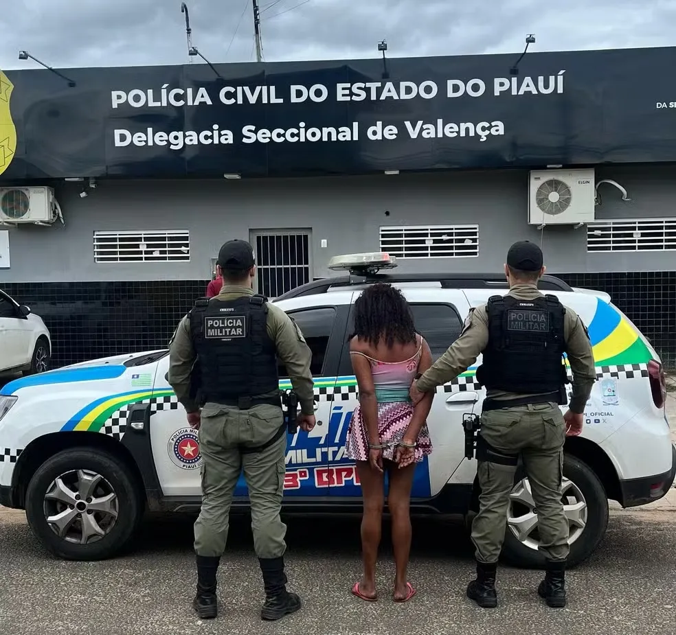 Mulher é presa após invadir a casa do ex companheiro e tentar matá-lo em Elesbão Veloso